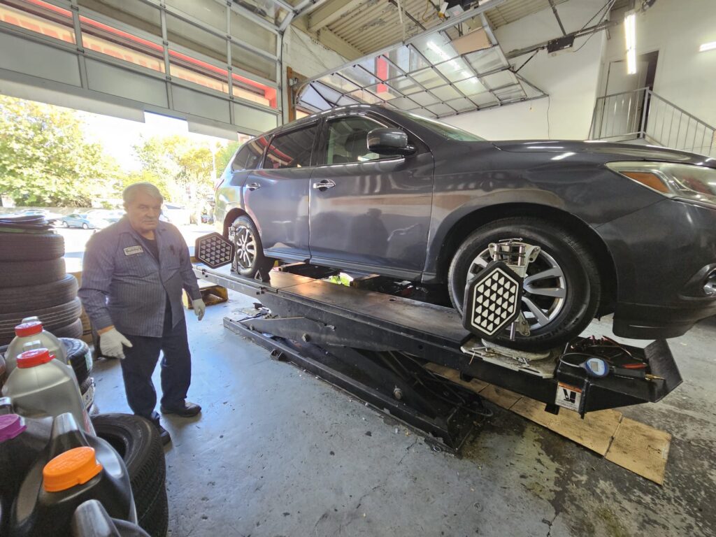Автомобиль на стенде регулировки колёс в автосервисе Bobby’s Auto Repair