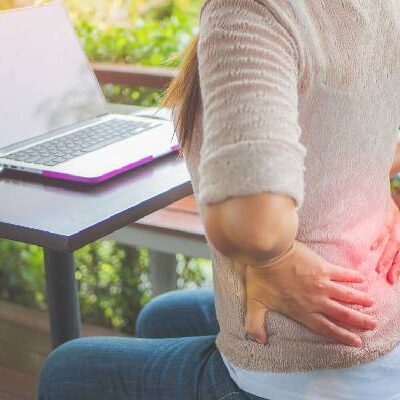 Боль в спине при работе за столом — тематическое фото PainCureClinic