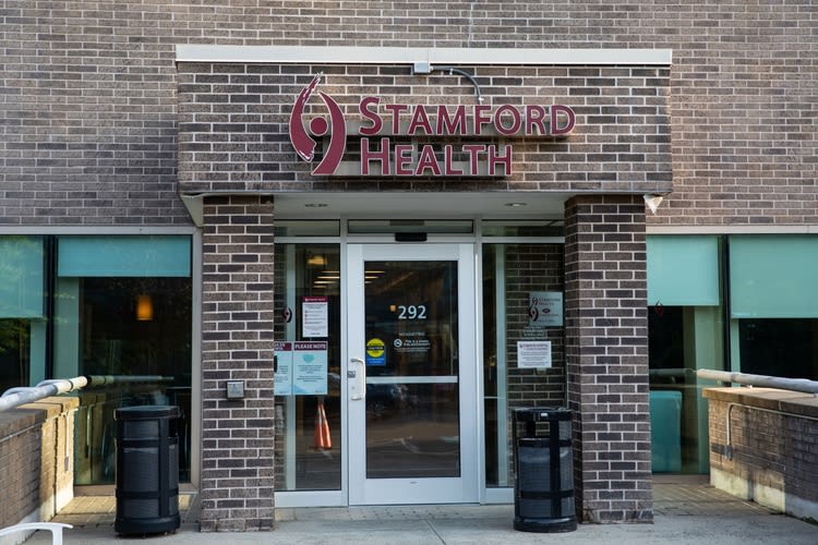 Вход Stamford Health на 292 Long Ridge Road — первичная медицинская помощь